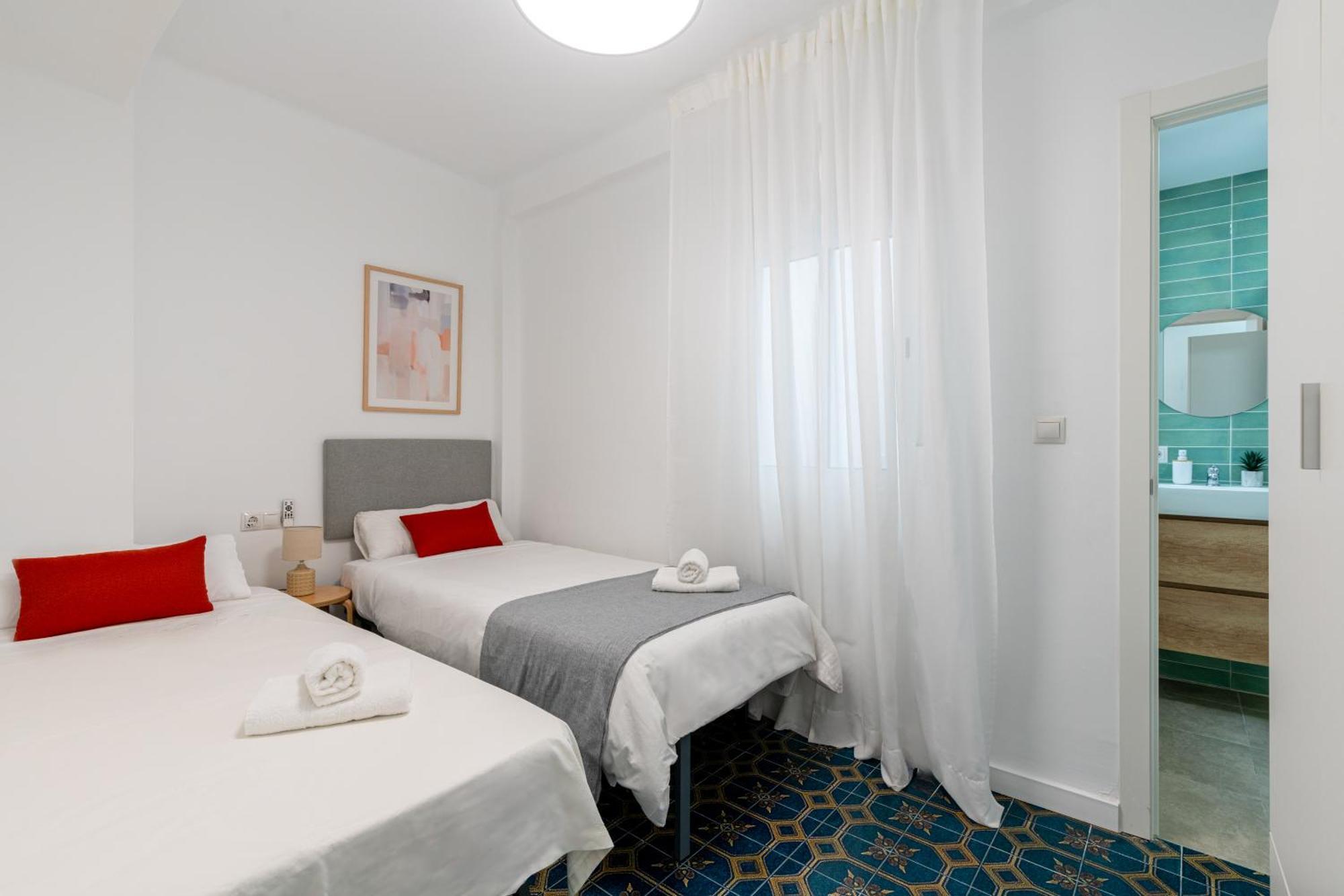 Piso Elegante Y Nuevo De 3 Habitaciones Y 2 Banos Séville Extérieur photo
